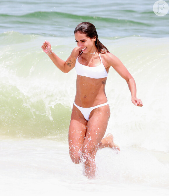 Anitta apostou no branco, tom clássico, com top confortável em dia de praia no Rio de Janeiro