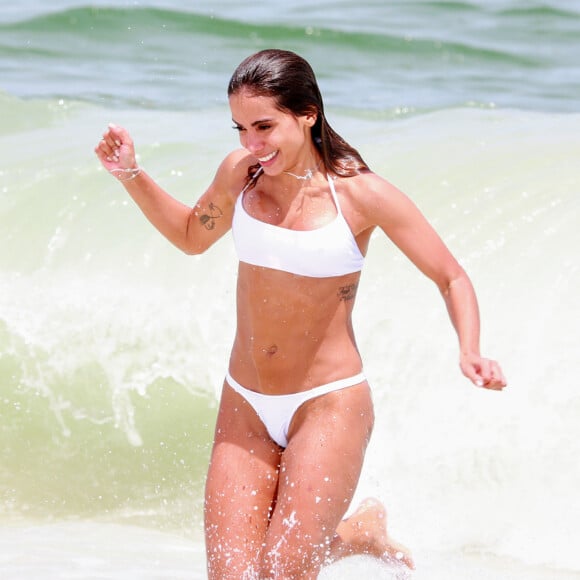 Anitta apostou no branco, tom clássico, com top confortável em dia de praia no Rio de Janeiro