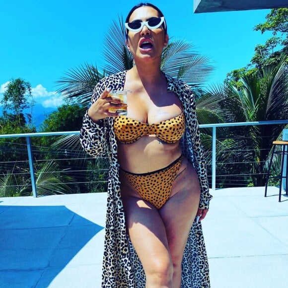 Cleo combinou um biquíni de poá amarelo com saída de praia com animal print