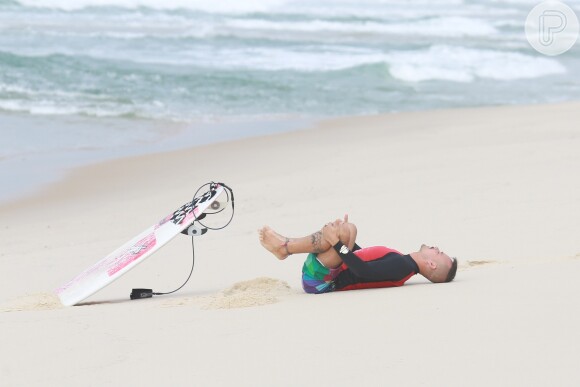 Paulinho Vilhena se exercita antes de surfar
