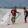 Paulinho Vilhena e Romulo Neto se preparam para surfar em praia do Rio nesta quinta-feira, 23 de outubro de 2014