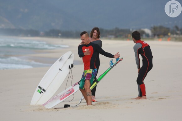 Paulinho Vilhena e Romulo Neto se preparam para surfar em praia do Rio nesta quinta-feira, 23 de outubro de 2014