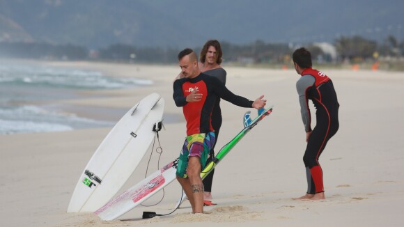 Paulinho Vilhena e Romulo Neto tomam caldo durante manhã de surfe em praia do RJ