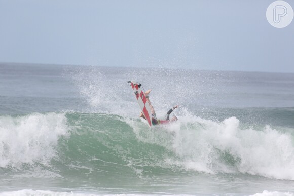 Paulinho Vilhena acabou caindo da prancha de surfe