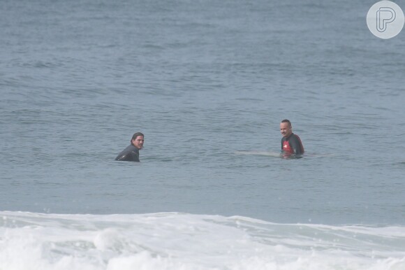 Paulinho Vilhena e Romulo Neto surfaram juntos em praia do Rio