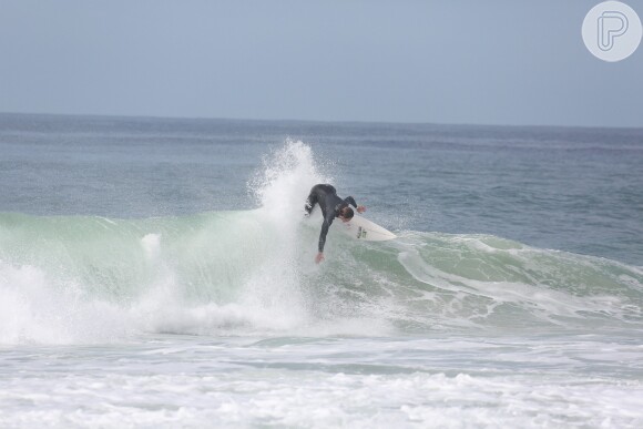 Romulo Neto surfou em praia do Rio