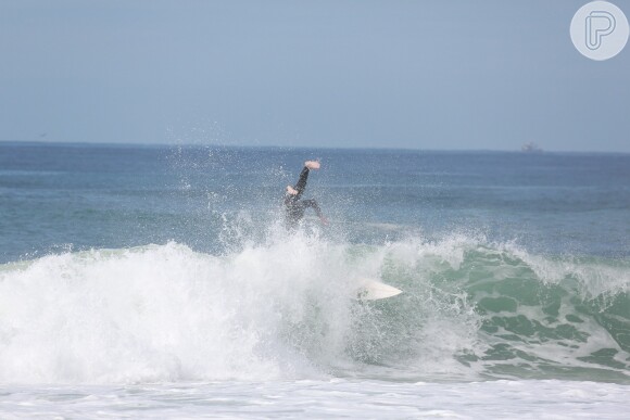 Romulo Neto também caiu da prancha durante surfe