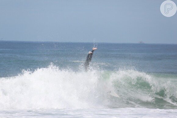Romulo Neto perdeu o equilíbrio enquanto surfava