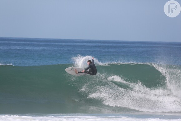 Romulo Neto surfou em praia do Rio