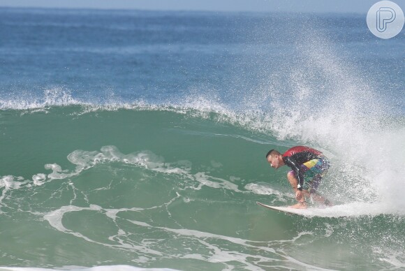 Paulinho Vilhena surfou em praia do Rio