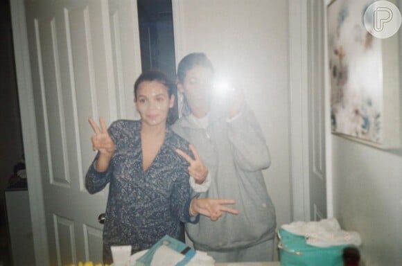 Bruna Marquezine fez selfie com a irmã, Luana, em espelho durante viagem