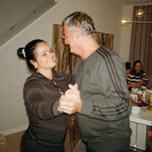 Bruna Marquezine mostrou os pais, Neide e Telmo, dançando em foto