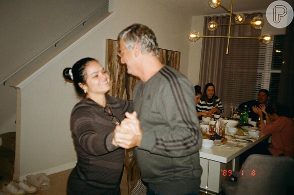 Bruna Marquezine mostrou os pais, Neide e Telmo, dançando em foto