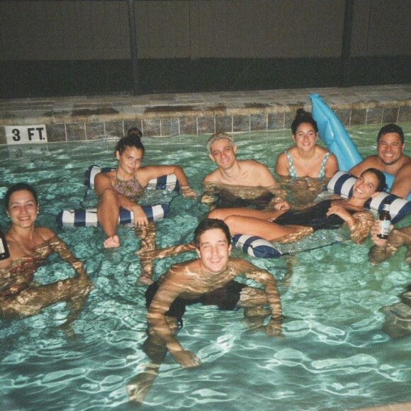 Bruna Marquezine mostrou momento relax na piscina em viagem