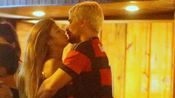 Thiago Martins e Talita Nogueira trocam beijos e carinhos em bar no Rio. Fotos!