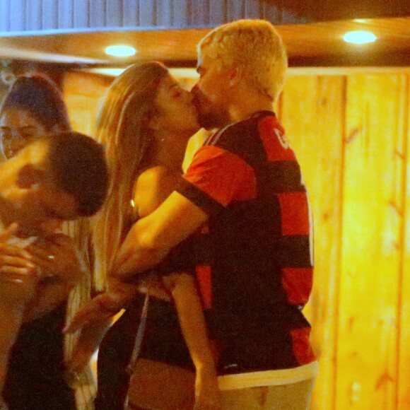 Thiago Martins troca beijos com Talita Nogueira em encontro com amigos