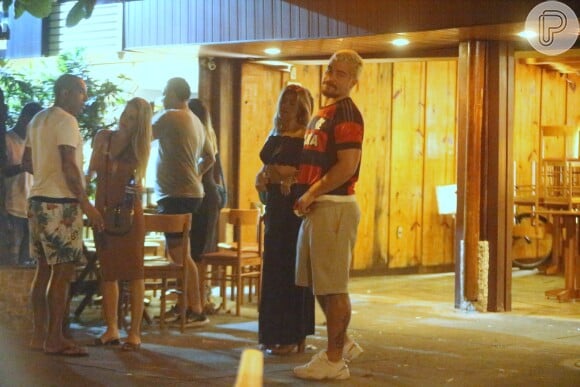 Thiago Martins avista e sorri para paparazzi em bar no Rio de Janeiro