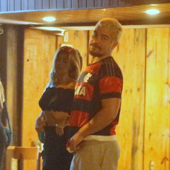 Thiago Martins avista e sorri para paparazzi em bar no Rio de Janeiro