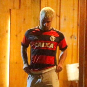 Thiago Martins é clicado usando camisa do Flamengo após vitória do clube na final da Supercopa do Brasil contra o Atlhetico Parananese