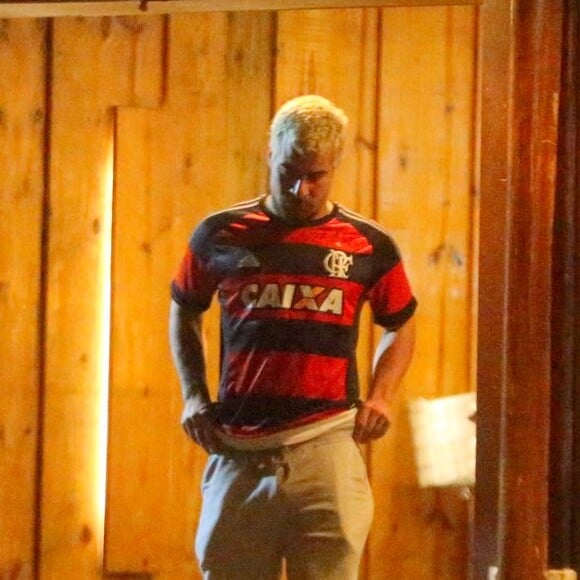 Thiago Martins é clicado usando camisa do Flamengo após vitória do clube na final da Supercopa do Brasil contra o Atlhetico Parananese