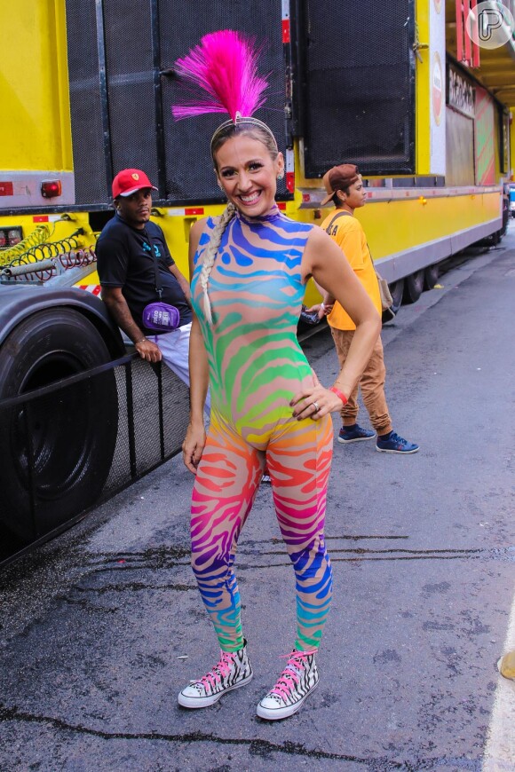 Luísa Mell usou fantasia multicolorida para brilhar no Acadêmicos do Baixo Augusta em São Paulo, neste domingo, 16 de fevereiro de 2020