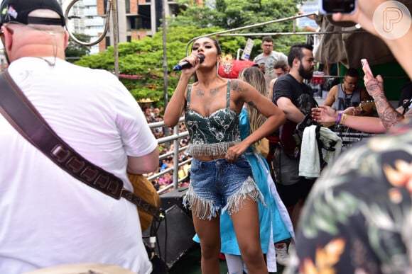 Pocah investiu em look com cropped com franjas metálicas criado exclusivamente pela GataBakana para ela cantar no Chá da Alice, em São Paulo, no domingo, 16 de fevereiro de 2020
