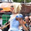 Pabllo Vittar se fantasia de Cinderela e aposta em peruca lace com fios platinados e acima dos ombros para o Chá da Alice, em São Paulo