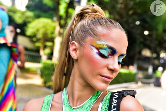 Isabella Santoni estreia no Carnaval de São Paulo com maiô repleto de recortes e de tecido reciclável feito criado pelo estilista Leandro Benites para a marca Malwee
