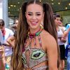 Paolla Oliveira combina glitter e franjas em look com recortes da marca Martu para o bloco da Favorita, no Rio de Janeiro. A atriz apostou em penteado maria chiquinha com fios superlongos