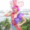 Letícia Lima apostou em look com hot pants de paetês e top cropped com babados na cor lilás para o Bloco da Preta, no Rio de Janeiro, neste domingo, 16 de fevereiro de 2020
