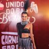 Fernanda Motta surprende de barriga à mostra e short com franjas, look total black, em Bloco Unidos do Bar Brahma, em São Paulo, neste domingo, 16 de fevereiro de 2020