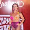 Ex-BBB Carol Peixinho chama atenção com seios quase à mostra em look usado no Bloco Unidos do Bar Brahma, em São Paulo, neste domingo, 16 de fevereiro de 2020