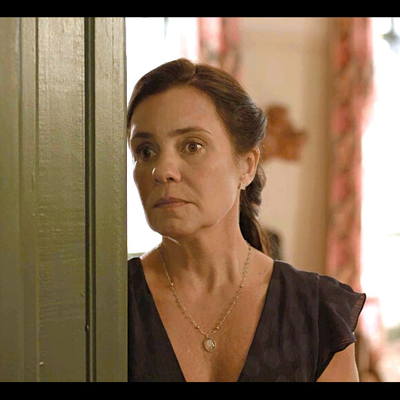 Nos próximos capítulos da novela 'Amor de Mãe', Thelma (Adriana Esteves) contrata uma mulher para se passar por mãe de Danilo (Chay Suede) e exige que ela trate mal o chef