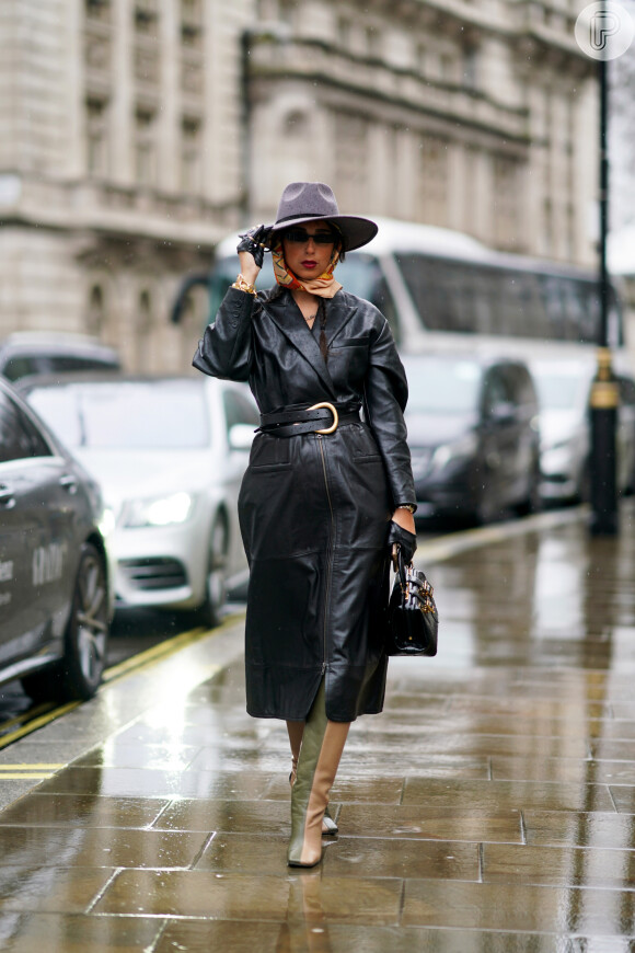 Nova moda! Luva com sobreposição de anéis está em alta na composição dos looks do street style do London Fashion Week
