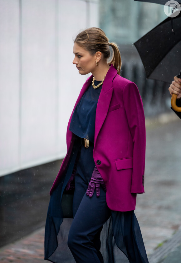 Nova moda! Luva colorida está em alta na composição dos looks do street style do London Fashion Week