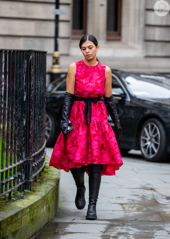 Nova moda! Luva em comprimento maior está em alta na composição dos looks do street style do London Fashion Week