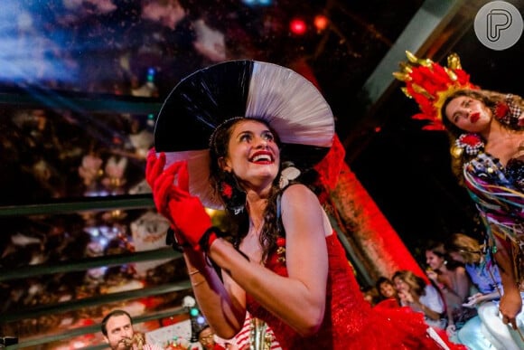Alinne Moraes no desfile Folia da Stella vestindo uma das 13 peças da coleção-cápsula de Isabela Capeto