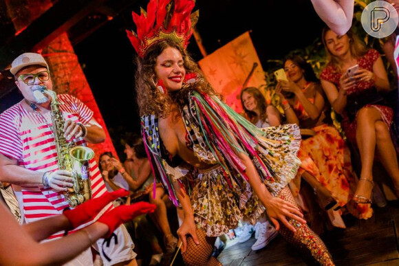Desfile no evento promovido pela Stella Artois com Isabela Capeto trouxe um clima carnavalesco para a passarela