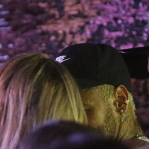 Neymar foi flagrado dando beijo discreto em Rafaella Porto em Salvador; Cantora é ex-participante do 'De Férias com o Ex: Celebs'