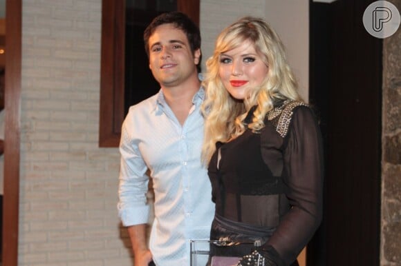 Rodrigo Vesto chega à festa com a namorada, Gabriela
