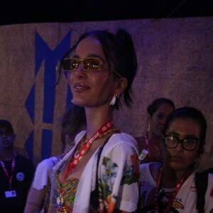 Bruna Marquezine apostou em um óculos estiloso para prestigiar o Camarote Expresso 2222 em Salvador, na Bahia