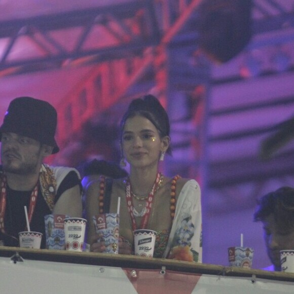 Bruna Marquezine assistiu aos desfiles do circuito Dodô (Barra-Ondina) em camarote