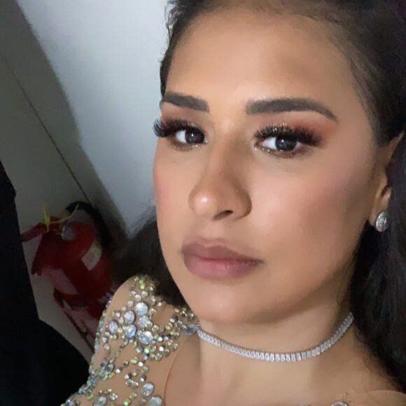 Simone mostra look com transparência e brilho