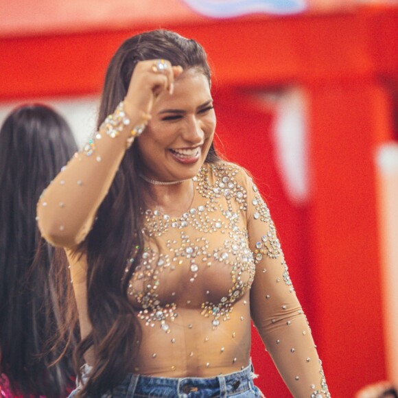 Simone aliou body com transparência com short jeans para fazem show na Arena Fonte Nova