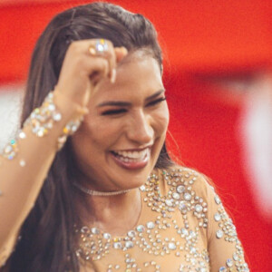 Simone aposta em look com transparência e brilho para show no Carnavalito, em Salvador, em 22 de fevereiro de 2020