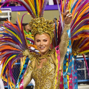 Luisa Sonza mostrou muito samba no pé em um body dourado ao cruzar a Marquês de Sapucaí