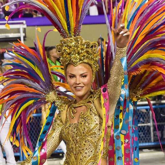 Luisa Sonza mostrou muito samba no pé em um body dourado ao cruzar a Marquês de Sapucaí