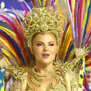 Luisa Sonza usou uma fantasia dourada ao estrear como musa da Grande Rio