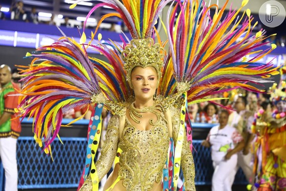 Luisa Sonza usou uma fantasia dourada ao estrear como musa da Grande Rio