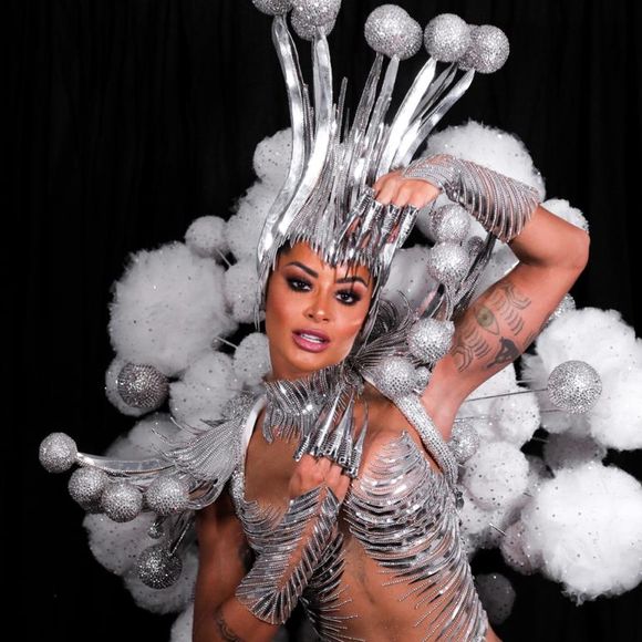 Aline Riscado fez sua estreia como rainha de bateria da Vila Isabel nesta segunda-feira, 24 de fevereiro de 2020